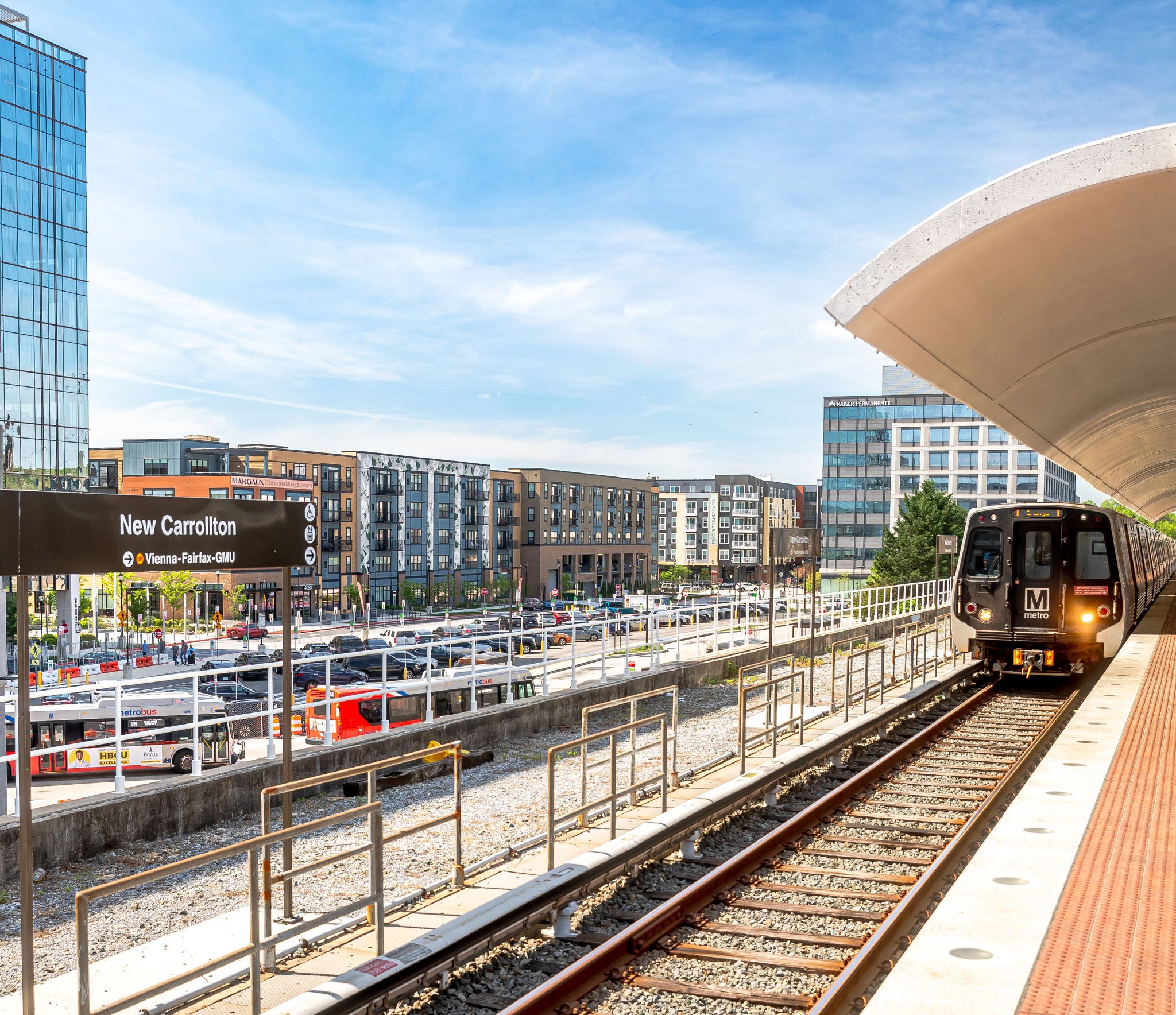 Train arrivant à New Carrollton gare avec un nouveau développement en arrière-plan