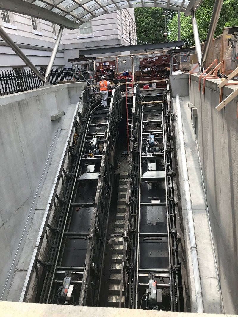 Demolición de las escaleras mecánicas en la entrada oeste de Gallery Place, mayo de 2021