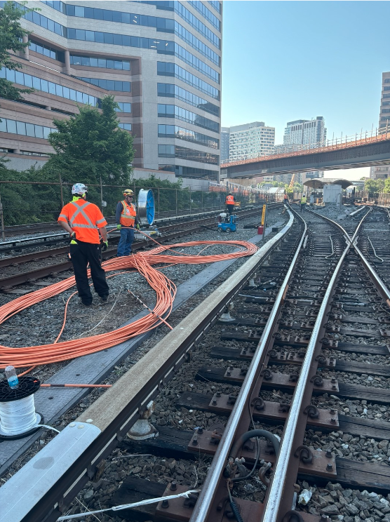 Los equipos trabajaron en el túnel de la línea roja durante el cierre.